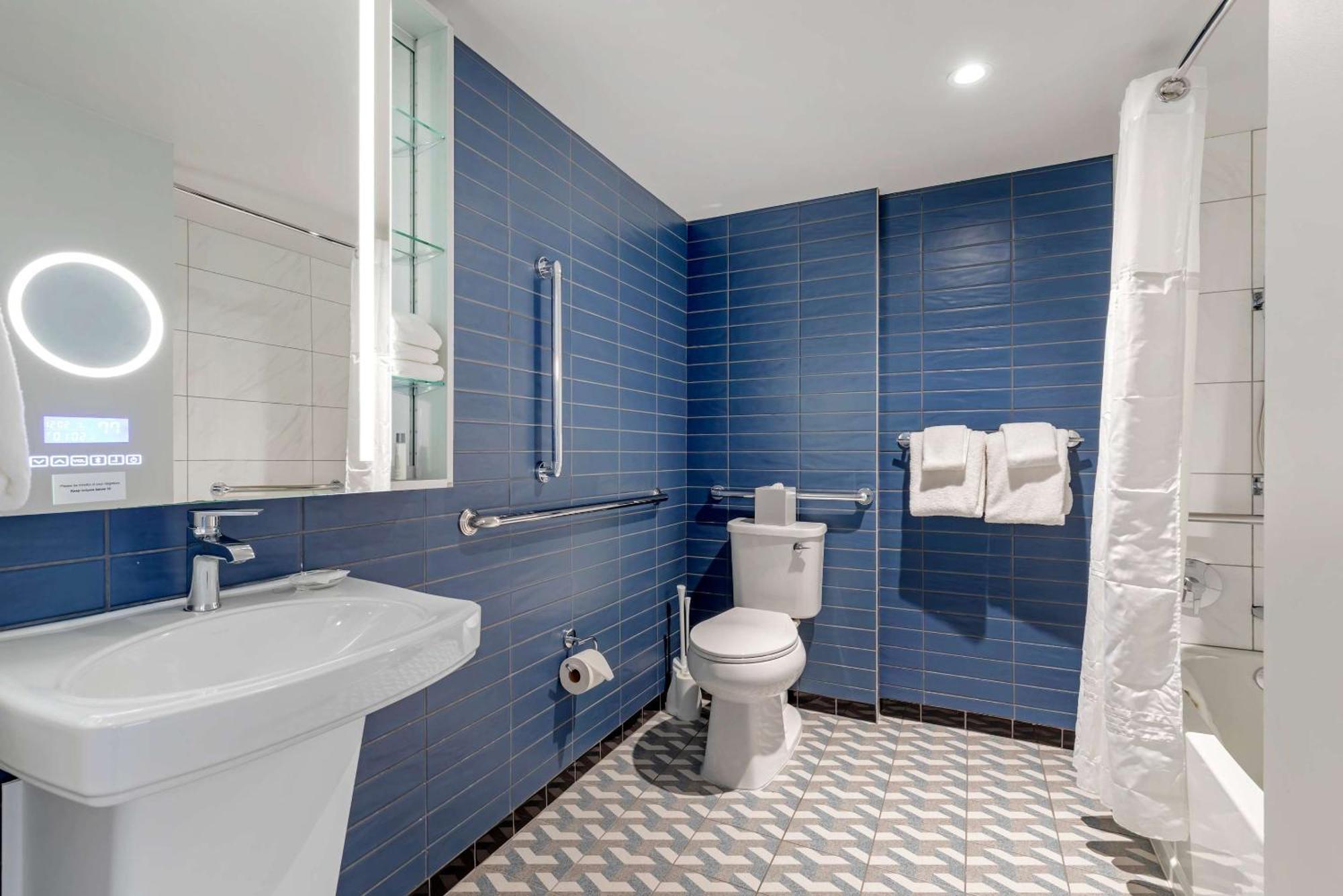 Quadruple Room with Two Queen Beds and Tub - Disability Access/Non Smoking,1655268302:JPEG